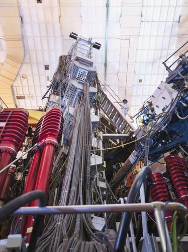 擺設,歐洲,歐洲人,僅一個男性,僅一個人,僅一個中年男性,陰影,電力